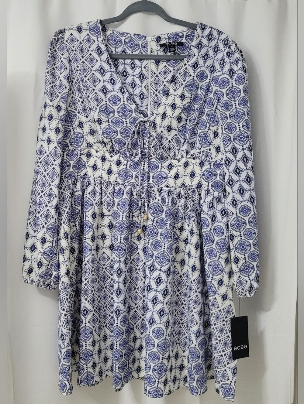 NWT BCBG Medallion Print Crepe Long Sleeve V-Neck Mini Dress